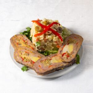 Arrollado casero con ensalada rusa