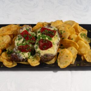 Bondiola de cerdo con mozzarella, tomates secos y papas españolas