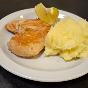 Pechuga de pollo grillé o a la crema con guarnición